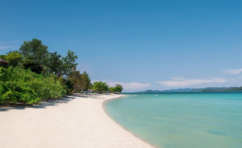 Фото The Naka Island Beach с золотистый песок поверхностью