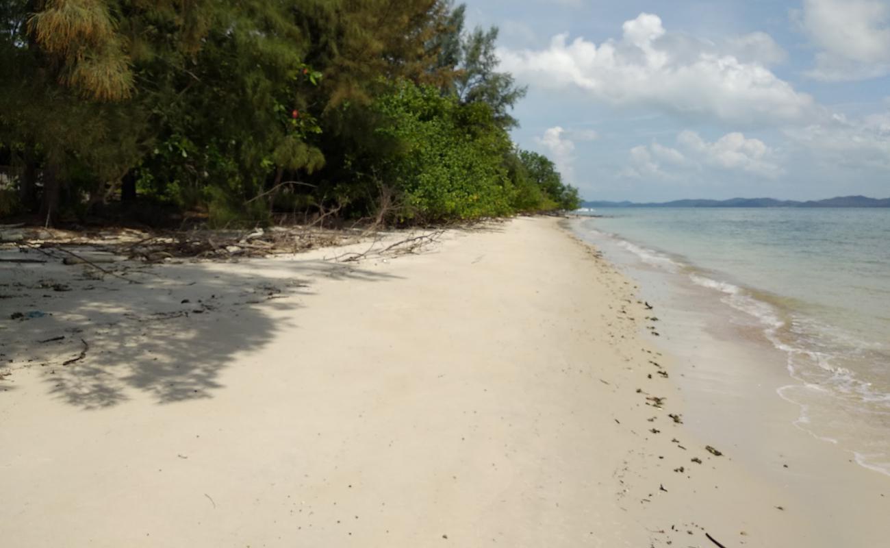 Фото Pa Klok Beach с светлый песок поверхностью