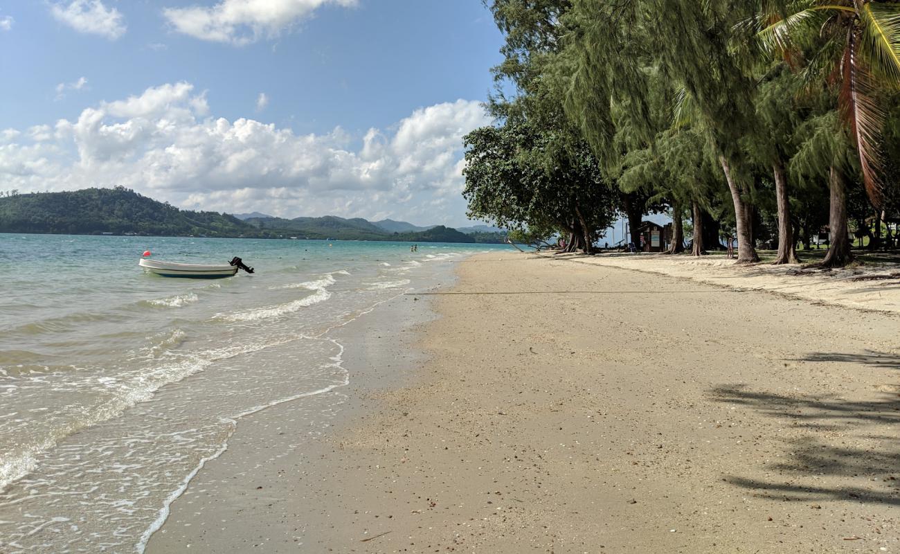 Фото Lawa Island Beach с светлый песок поверхностью