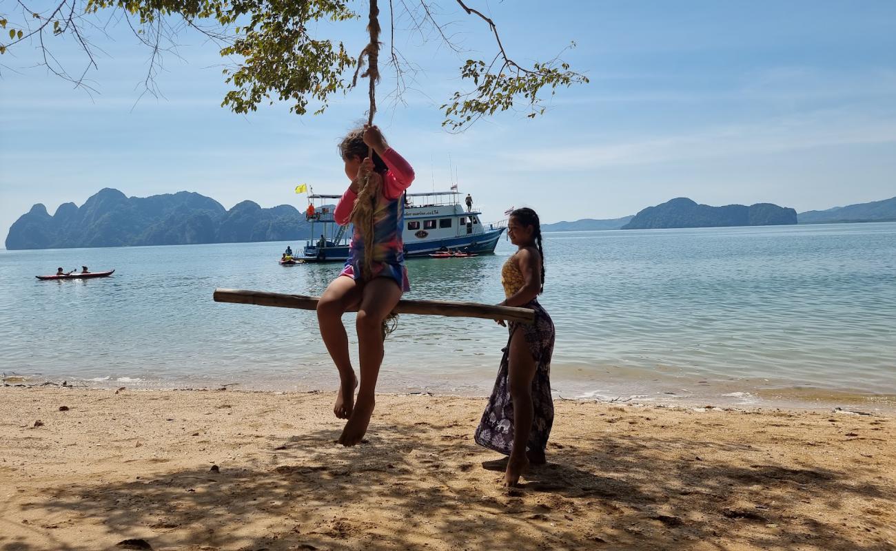 Фото Ko Hong Canoeing Beach с светлый песок поверхностью