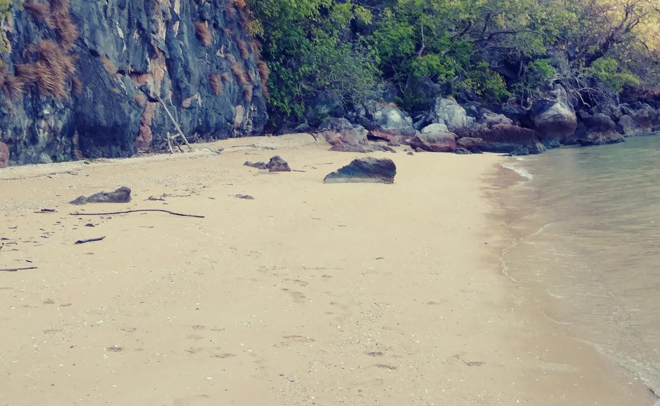 Фото Ko Chao Le Tai Beach с светлый песок поверхностью