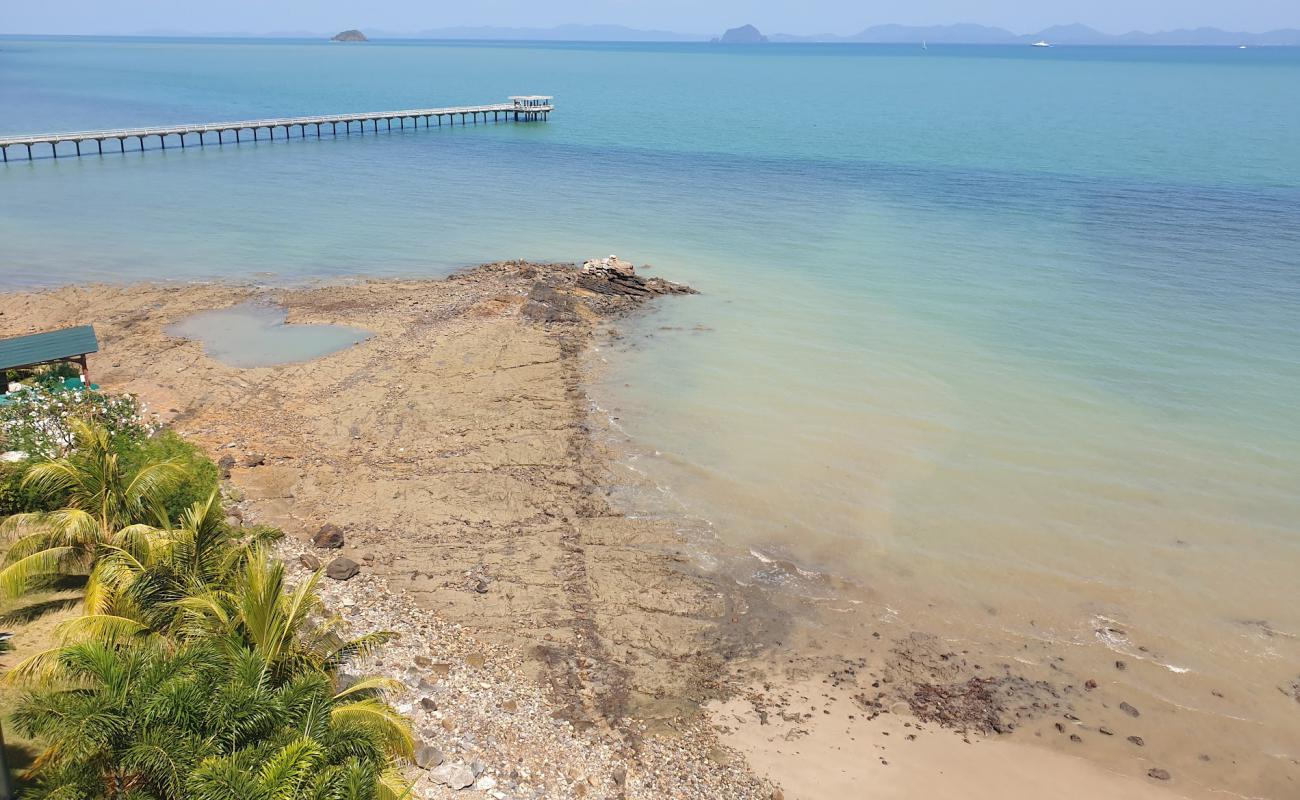 Фото Ratsada Beach с светлый песок поверхностью