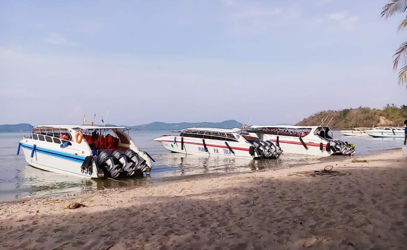 Фото Yipsi Beach с светлый песок поверхностью