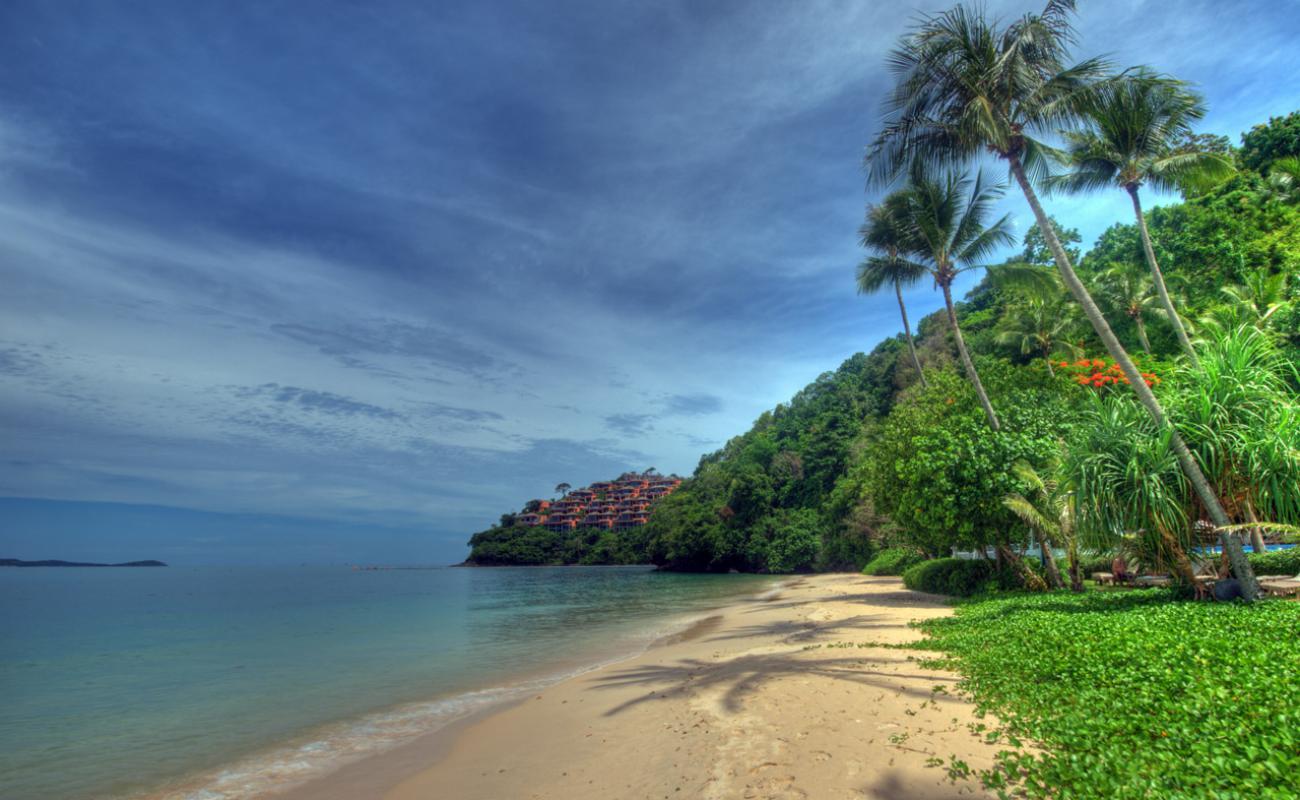 Фото Panwa Beach с светлый песок поверхностью