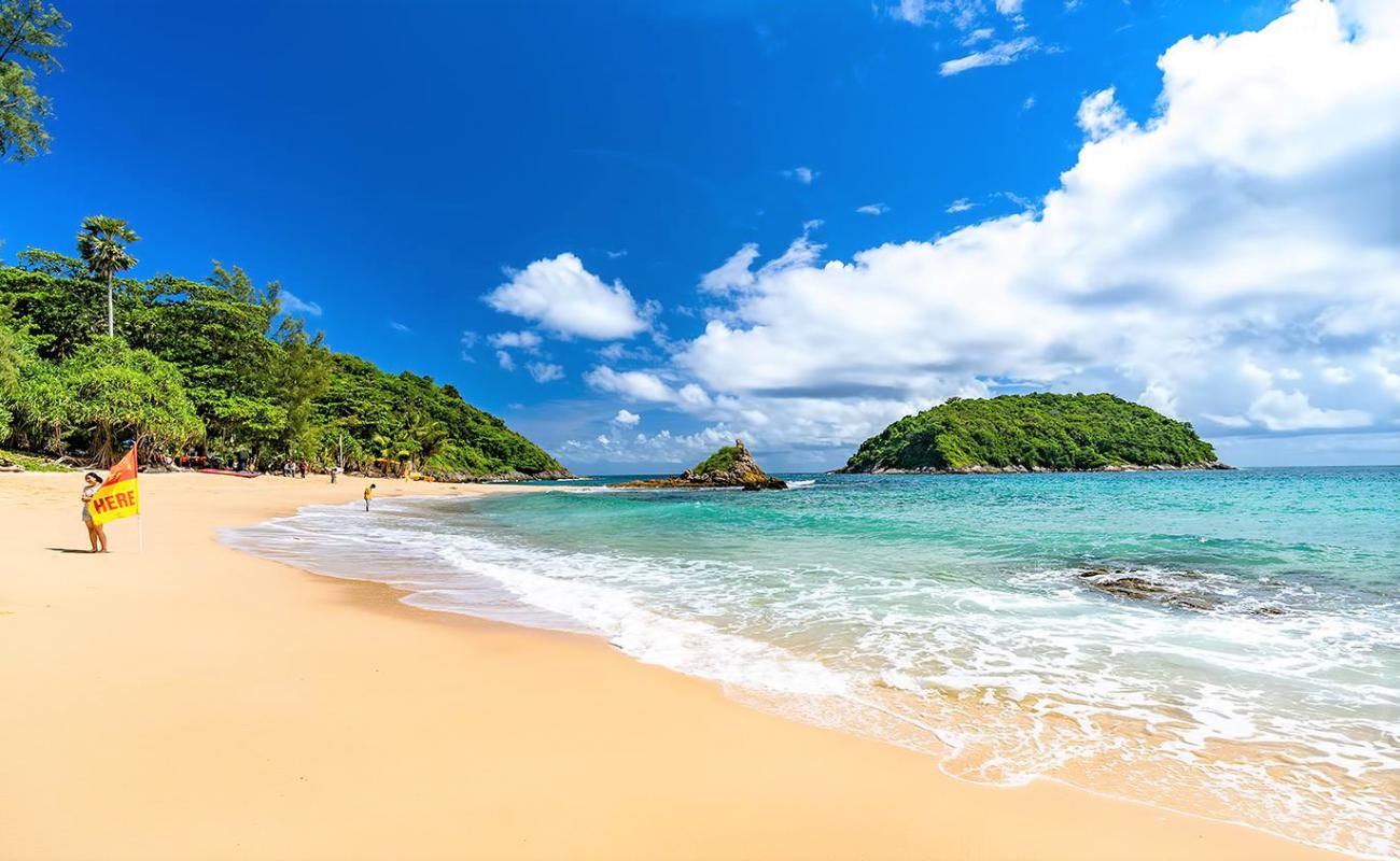 Фото Yanui Beach с золотистый песок поверхностью