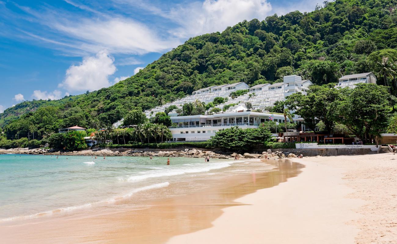 Фото Nai Harn Beach с золотистый песок поверхностью