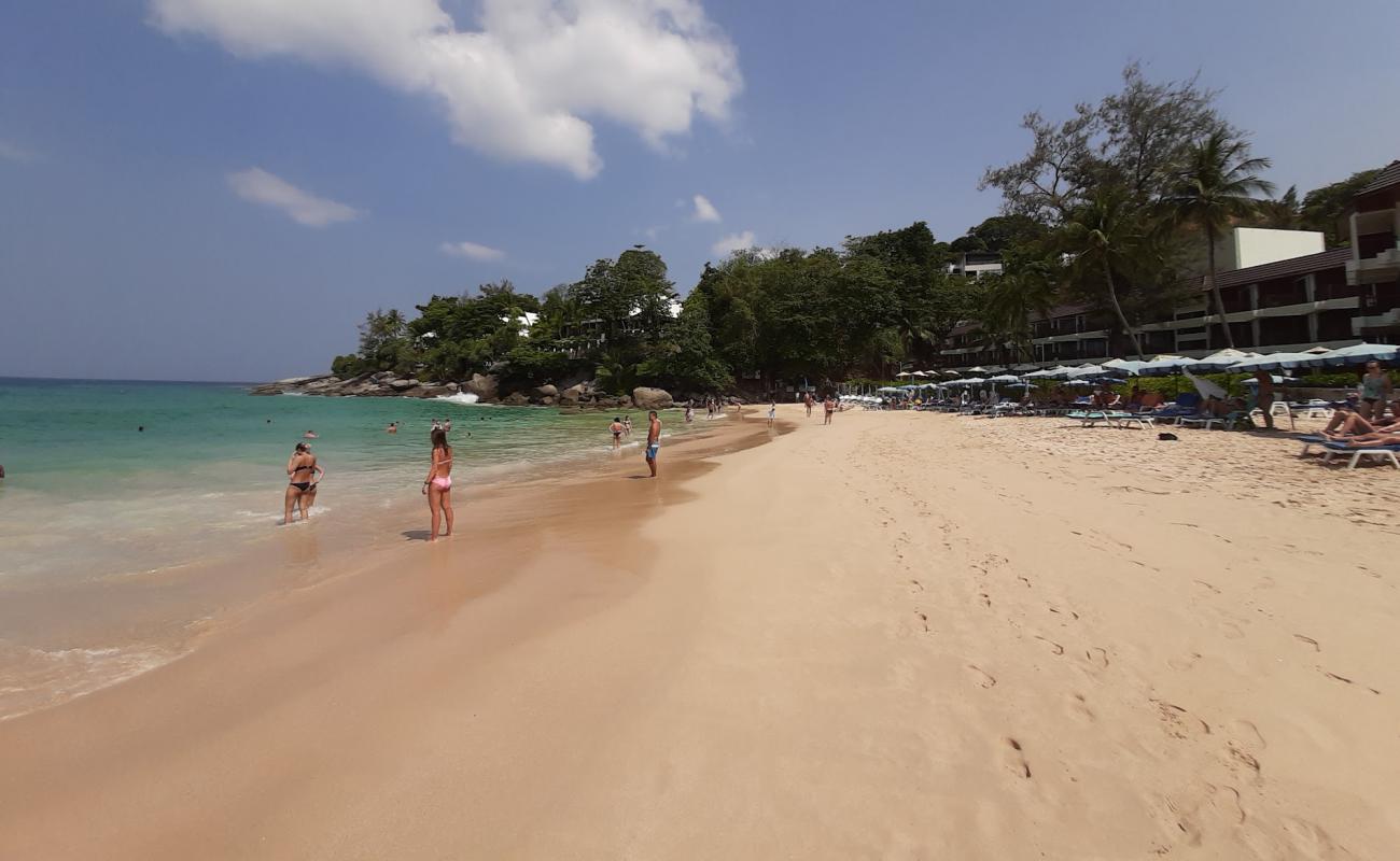 Фото Kata Noi Beach с светлый песок поверхностью