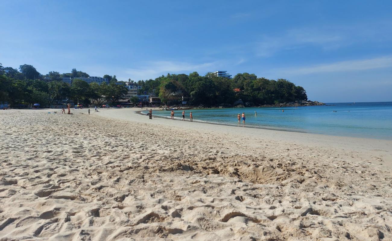 Фото Kata Beach с золотистый песок поверхностью