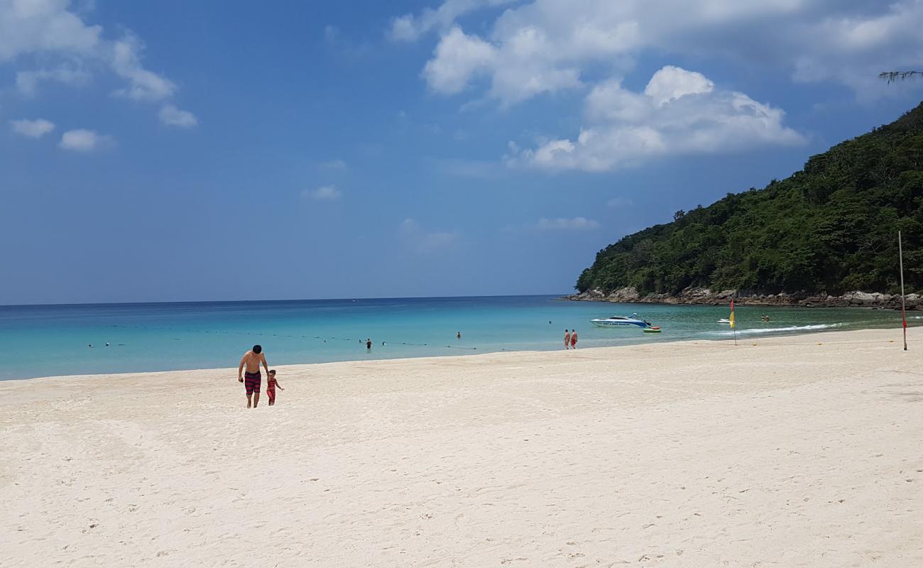 Фото Had Karon Noi Beach с белый чистый песок поверхностью