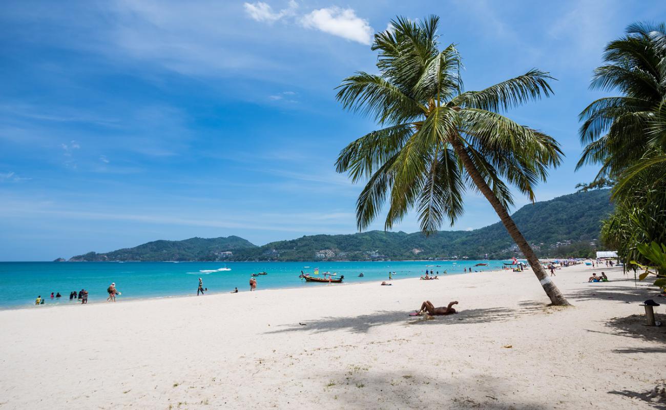 Фото Patong Beach с золотистый песок поверхностью