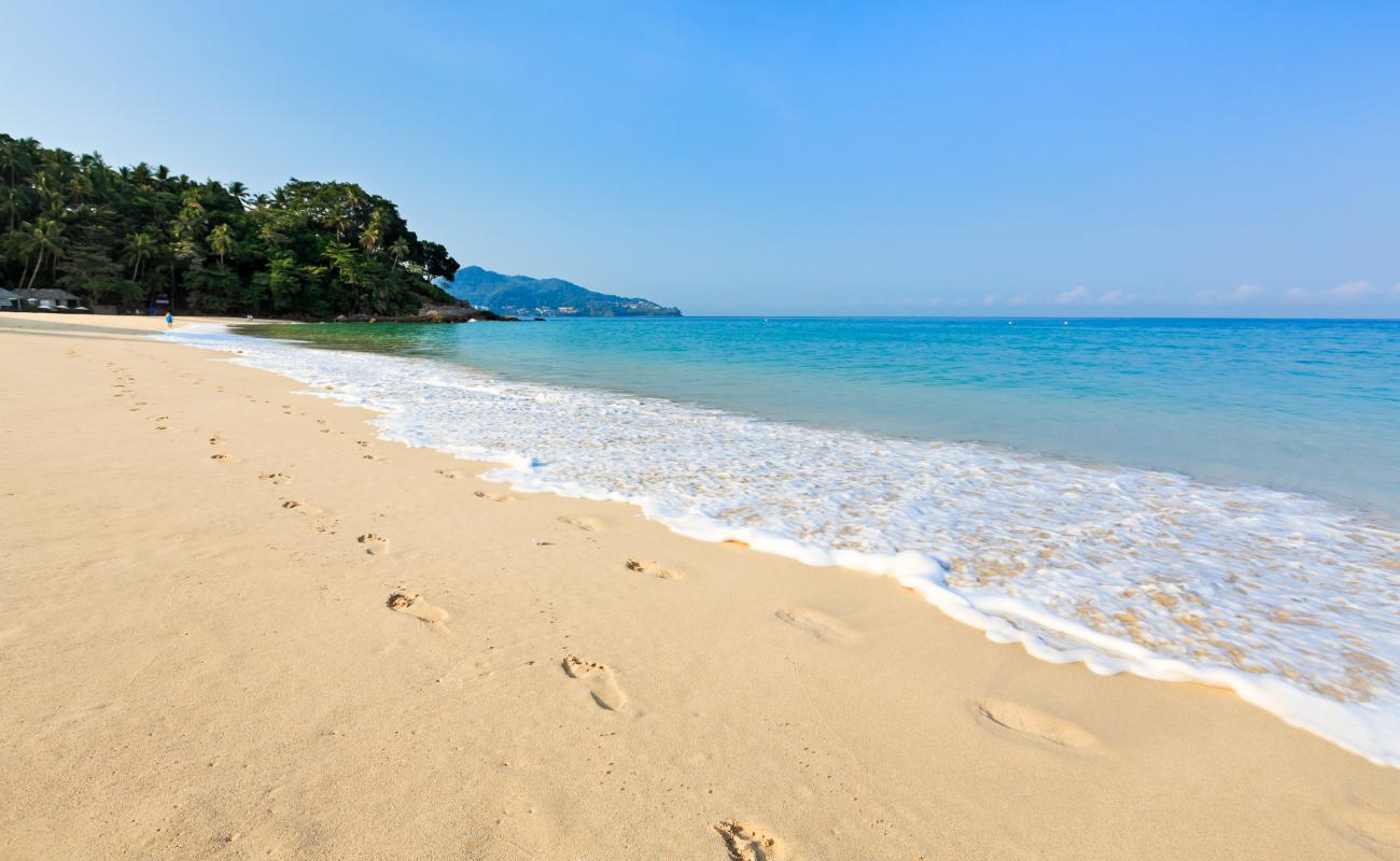 Фото Surin Phuket Beach с золотистый песок поверхностью