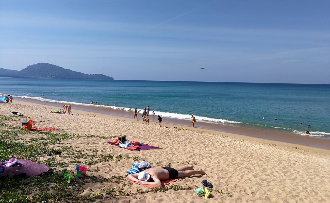 Фото Mai Khao beach с светлый песок поверхностью