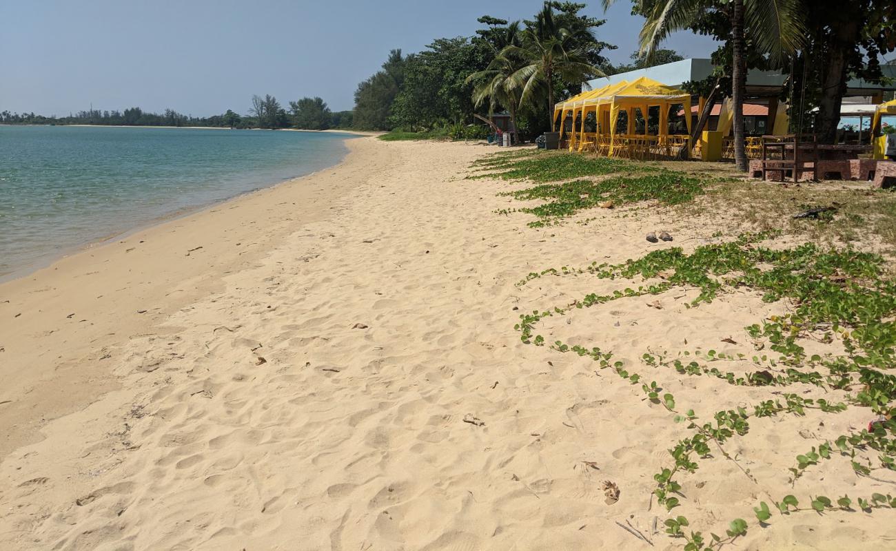 Фото Tha Nun Beach с светлый песок поверхностью