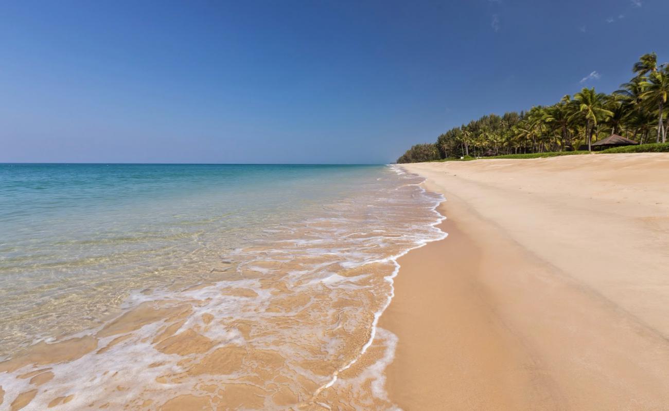 Фото Natai Beach с золотистый песок поверхностью