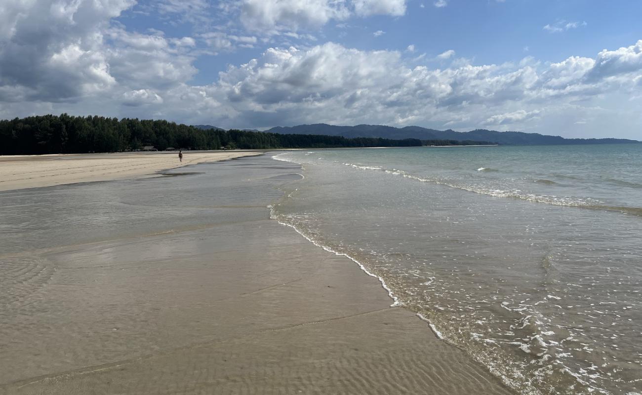 Фото Khao Lak beach с светлый песок поверхностью