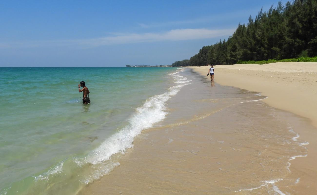 Фото Bang Sak Beach с светлый песок поверхностью