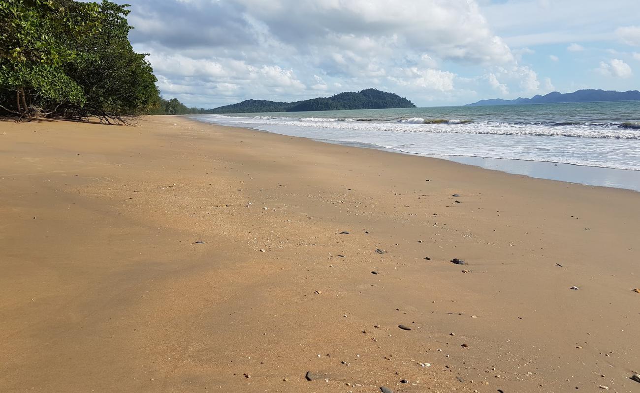 Фото Hat Ao Khoei Beach с светлый песок поверхностью