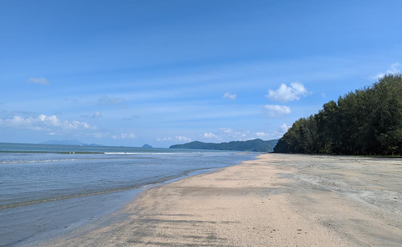 Фото Baan Prukraksa Beach с серый песок поверхностью