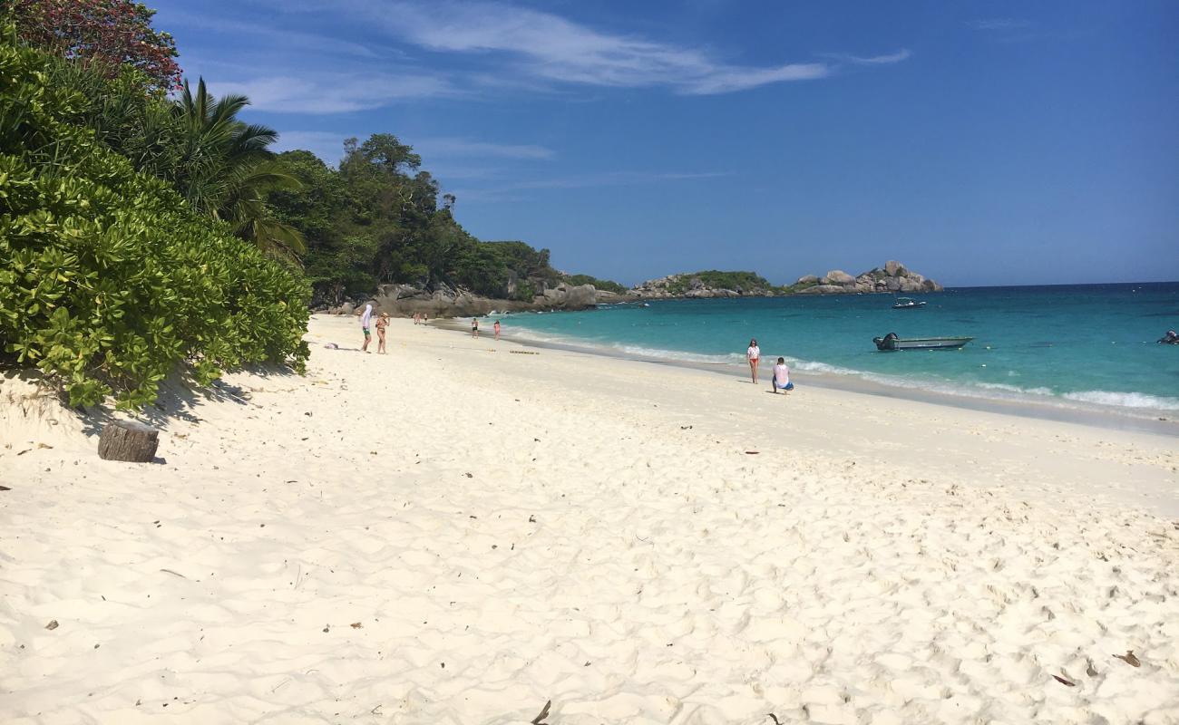 Фото Ko Payu Beach с белый песок поверхностью