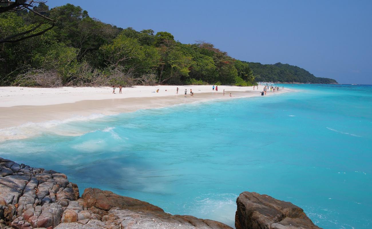 Фото Tachai Island Beach с белый чистый песок поверхностью