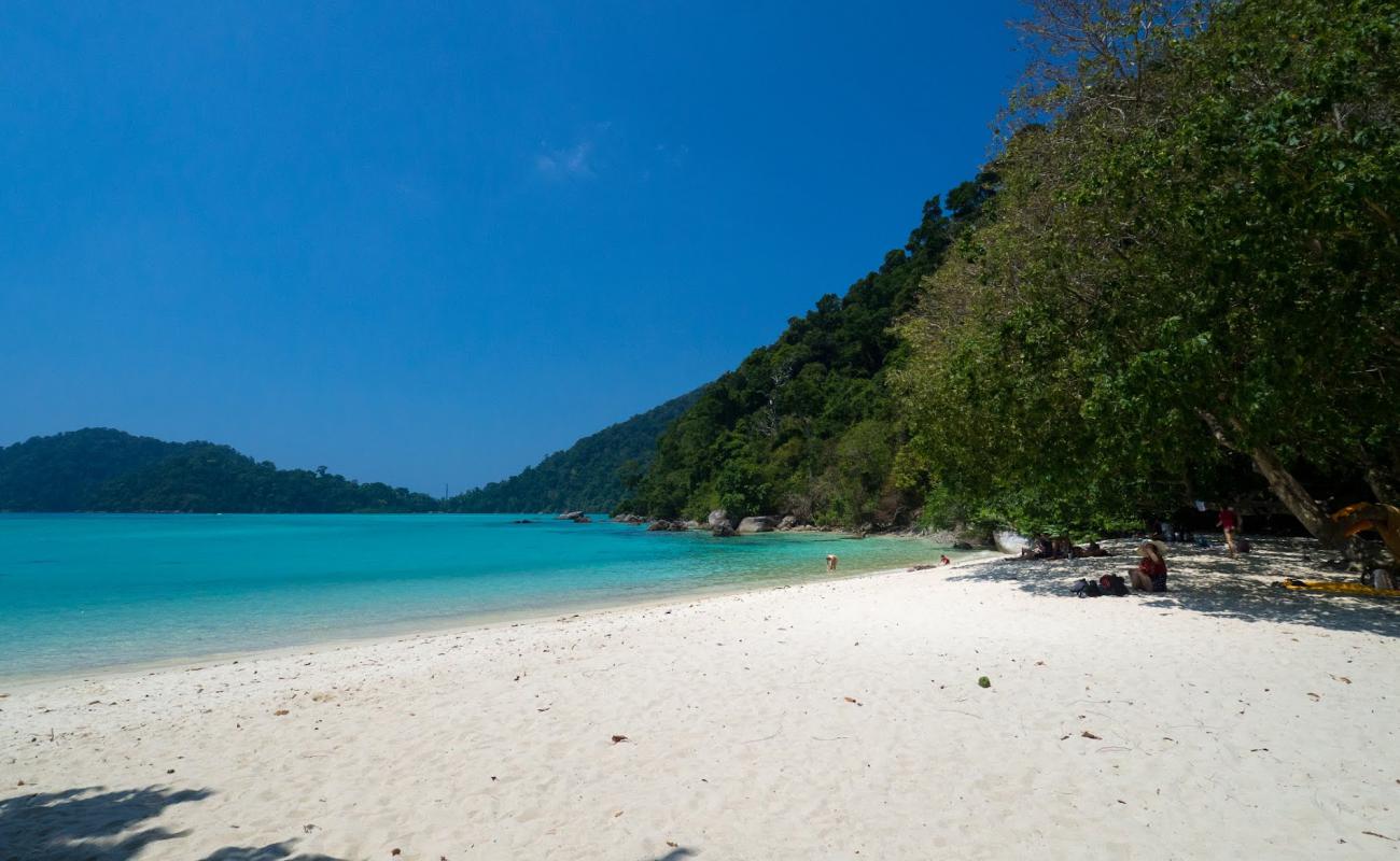 Фото Chong Khat Bay Beach с светлый песок поверхностью