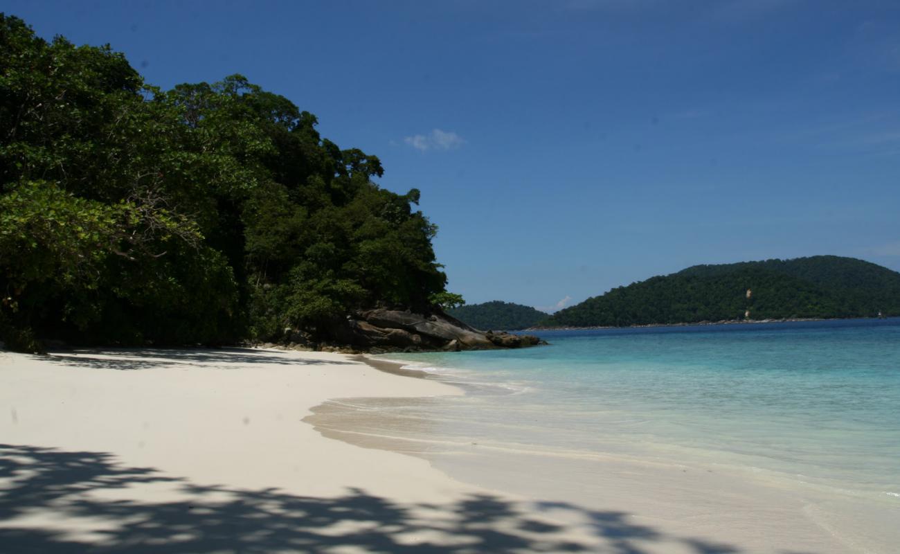 Фото Ko Pachumba Beach с золотистый песок поверхностью