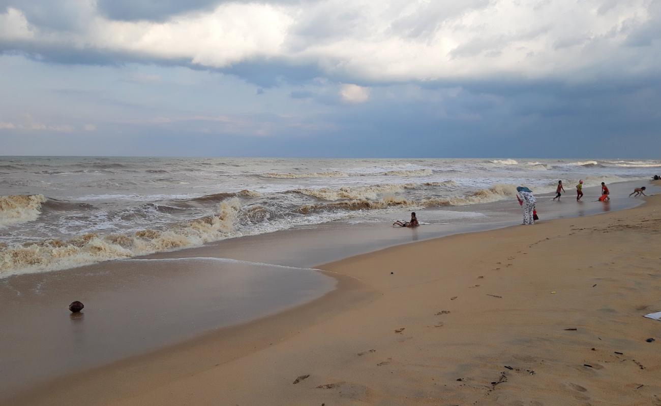 Фото Wasukri Beach с светлый песок поверхностью