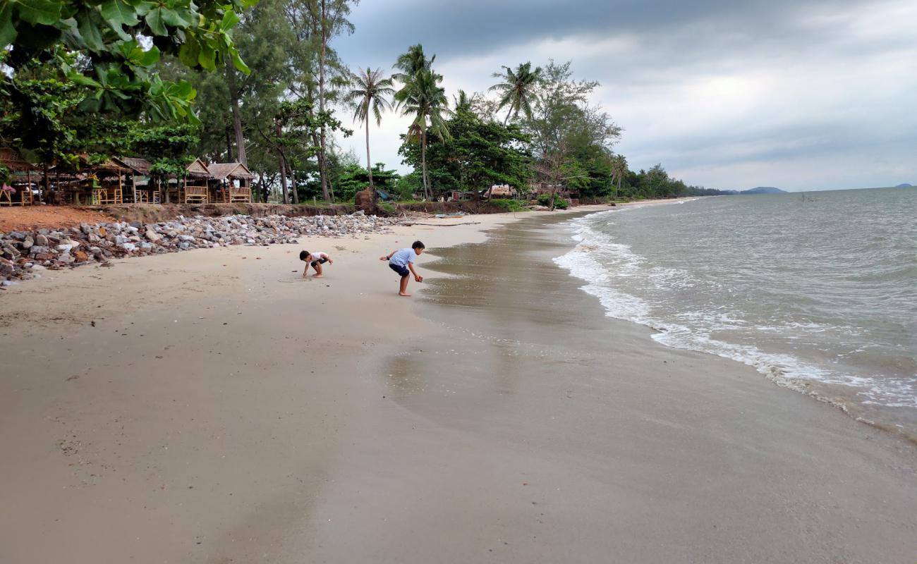 Фото Soi Sawan Beach с светлый песок поверхностью