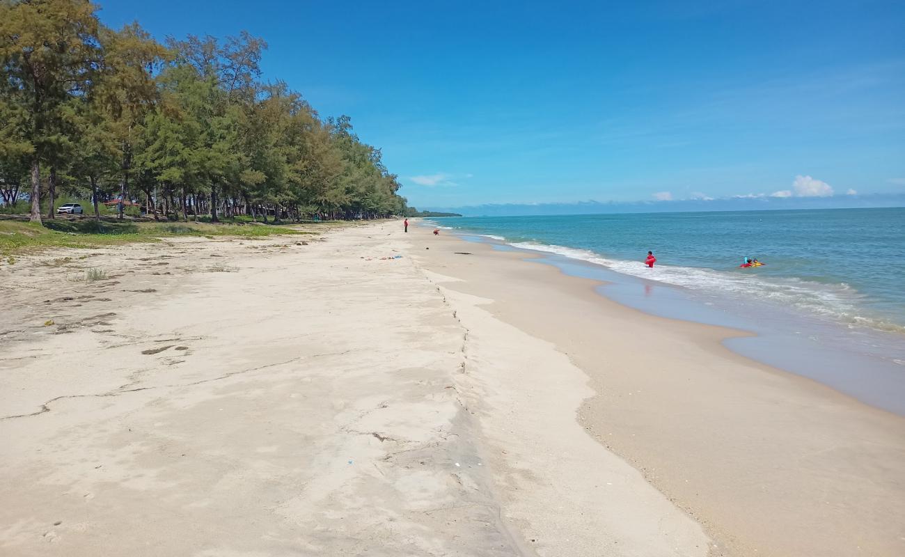 Фото Na Thap Beach с светлый песок поверхностью