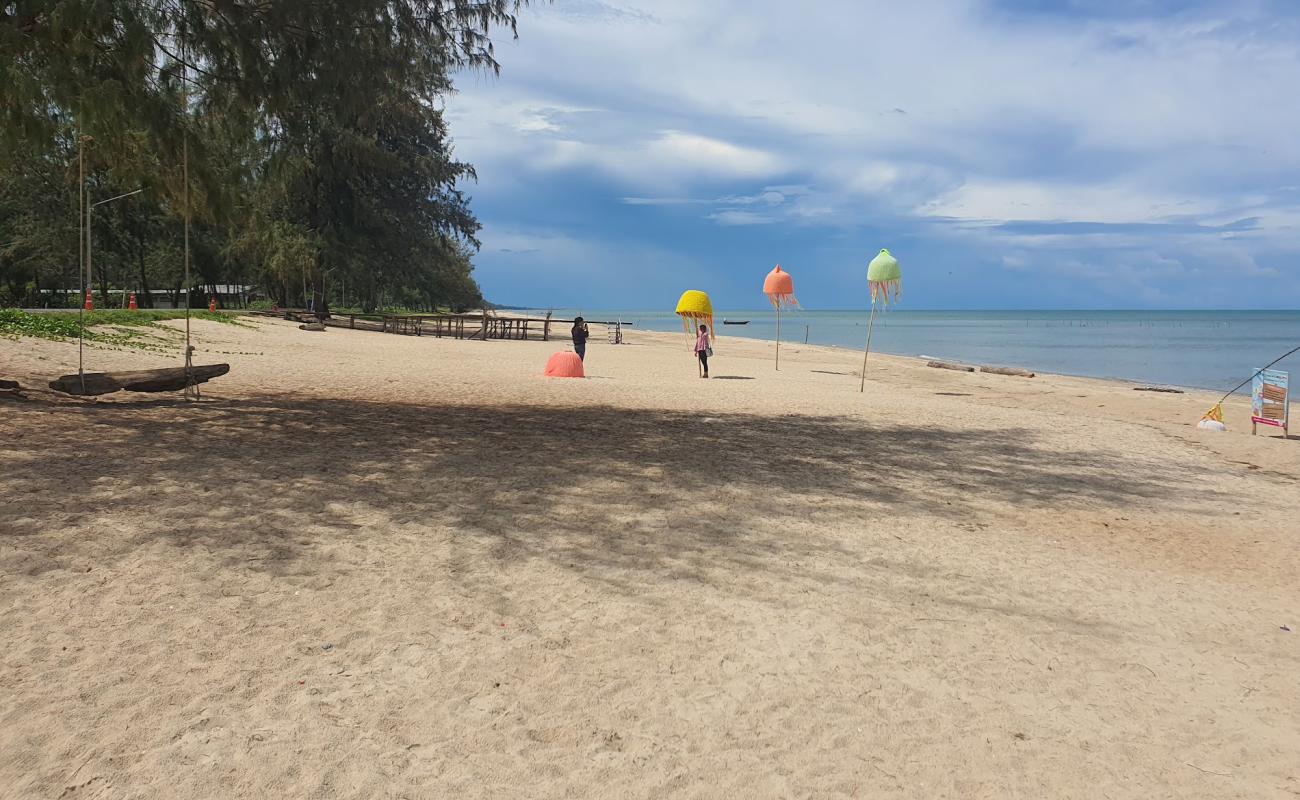 Фото Muang Ngam Beach с светлый песок поверхностью