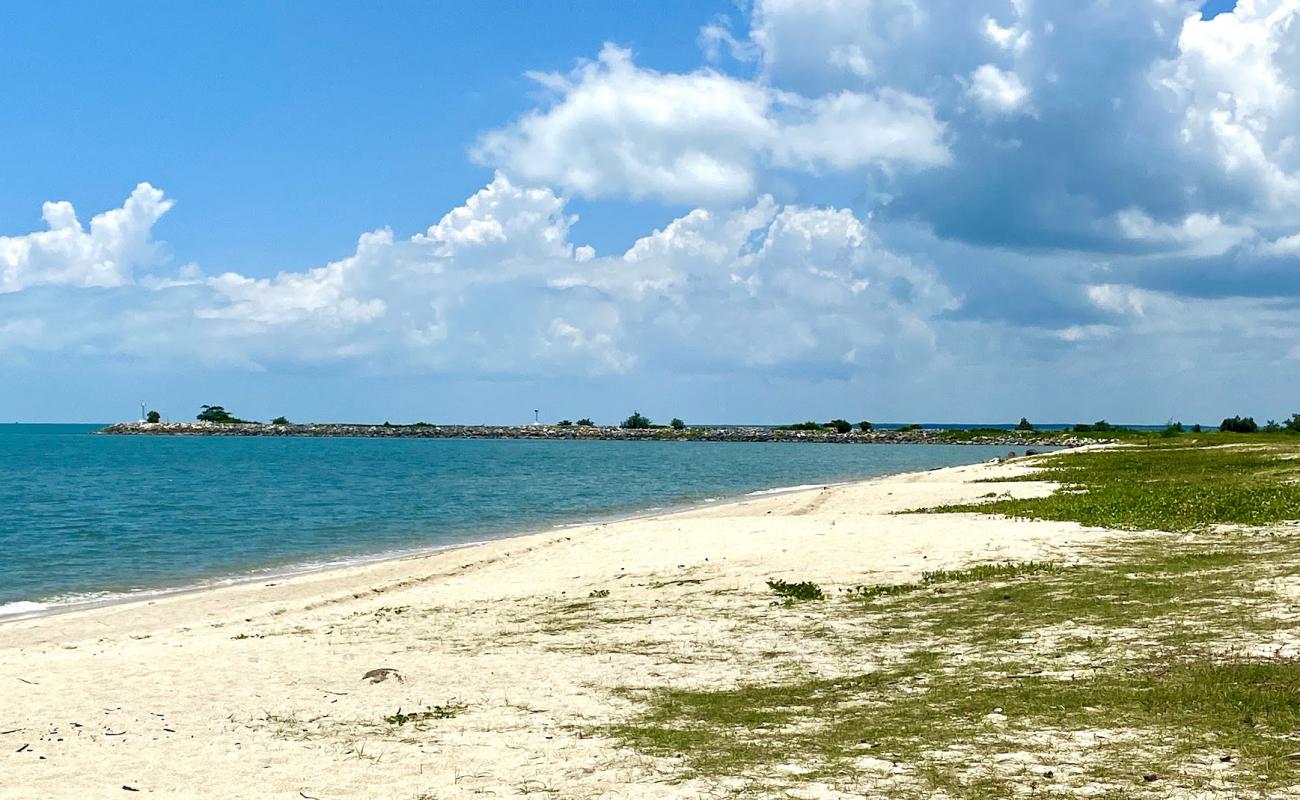 Фото Tha Soong Beach с белый песок поверхностью