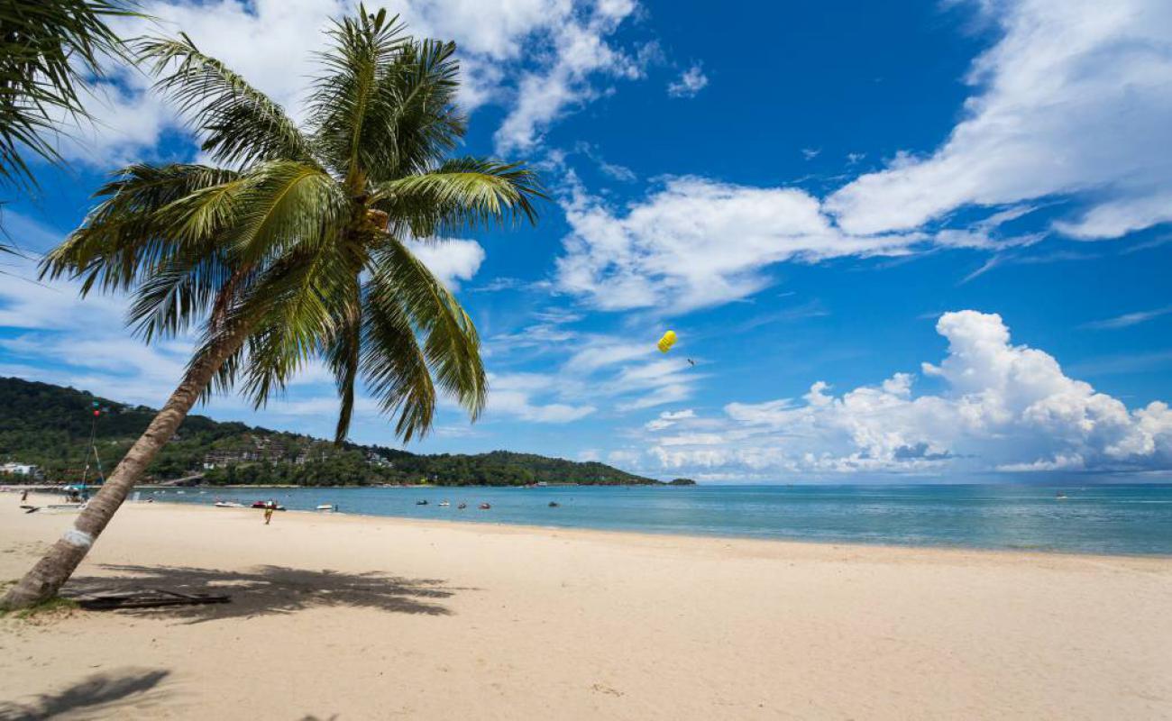 Фото Maenam Beach (Mae Name Beach) с светлый песок поверхностью