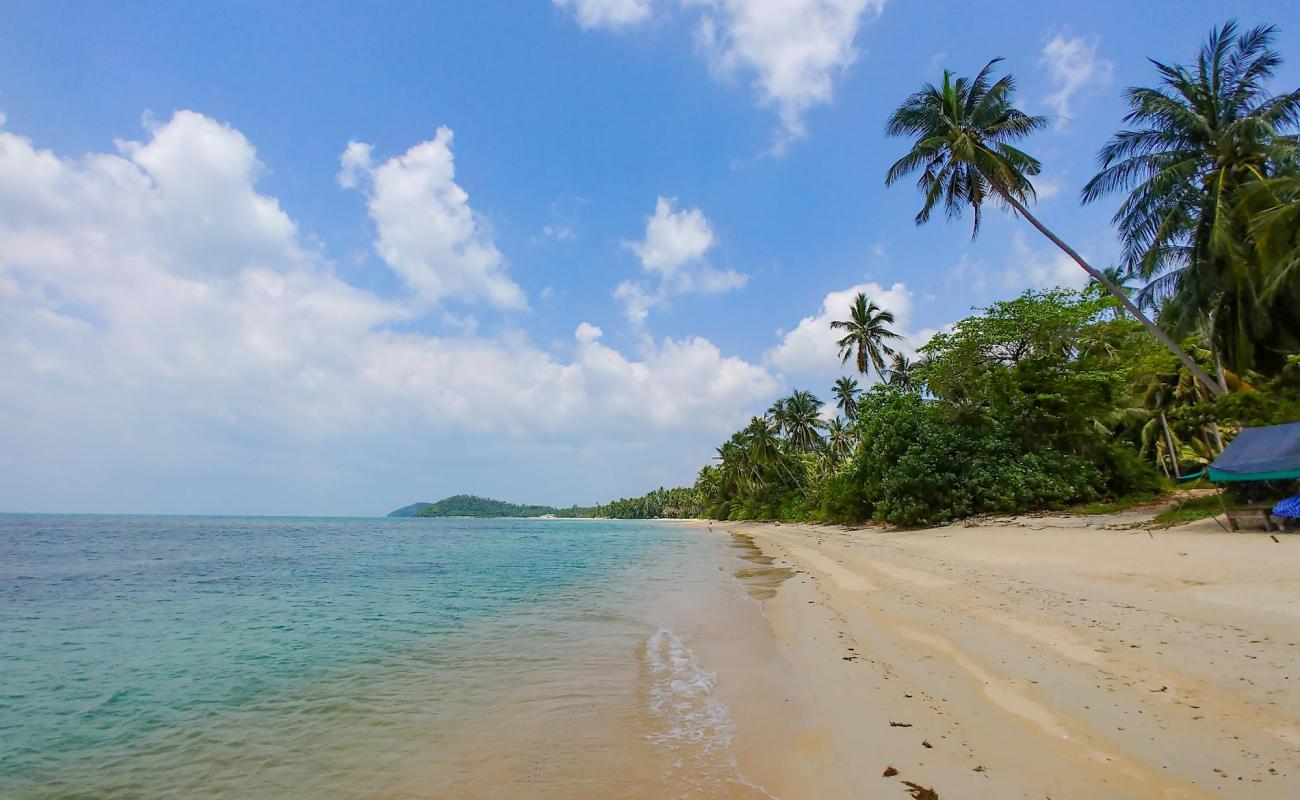 Фото Baan Leo Beach с светлый песок поверхностью