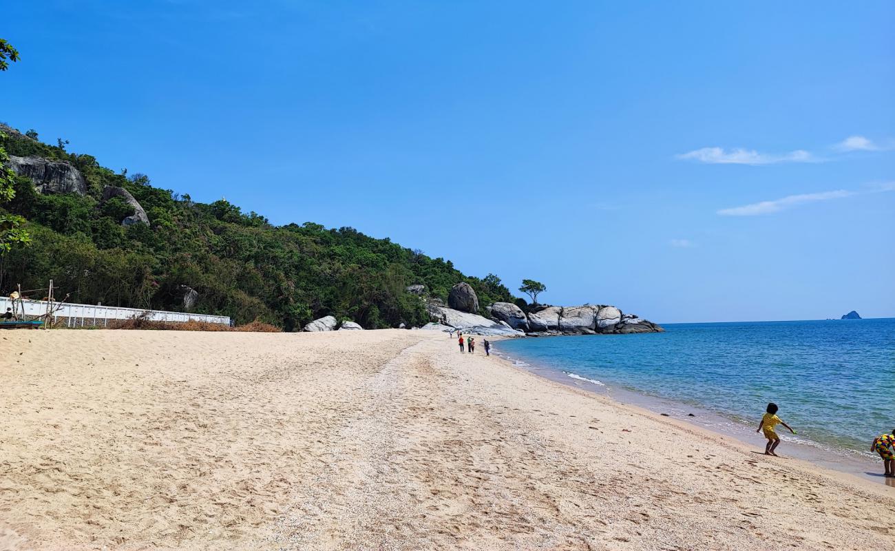 Фото Sai Noi Beach с светлый песок поверхностью