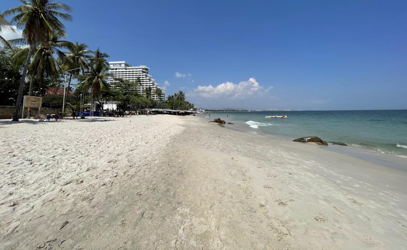 Фото Hua Hin Beach с светлый песок поверхностью