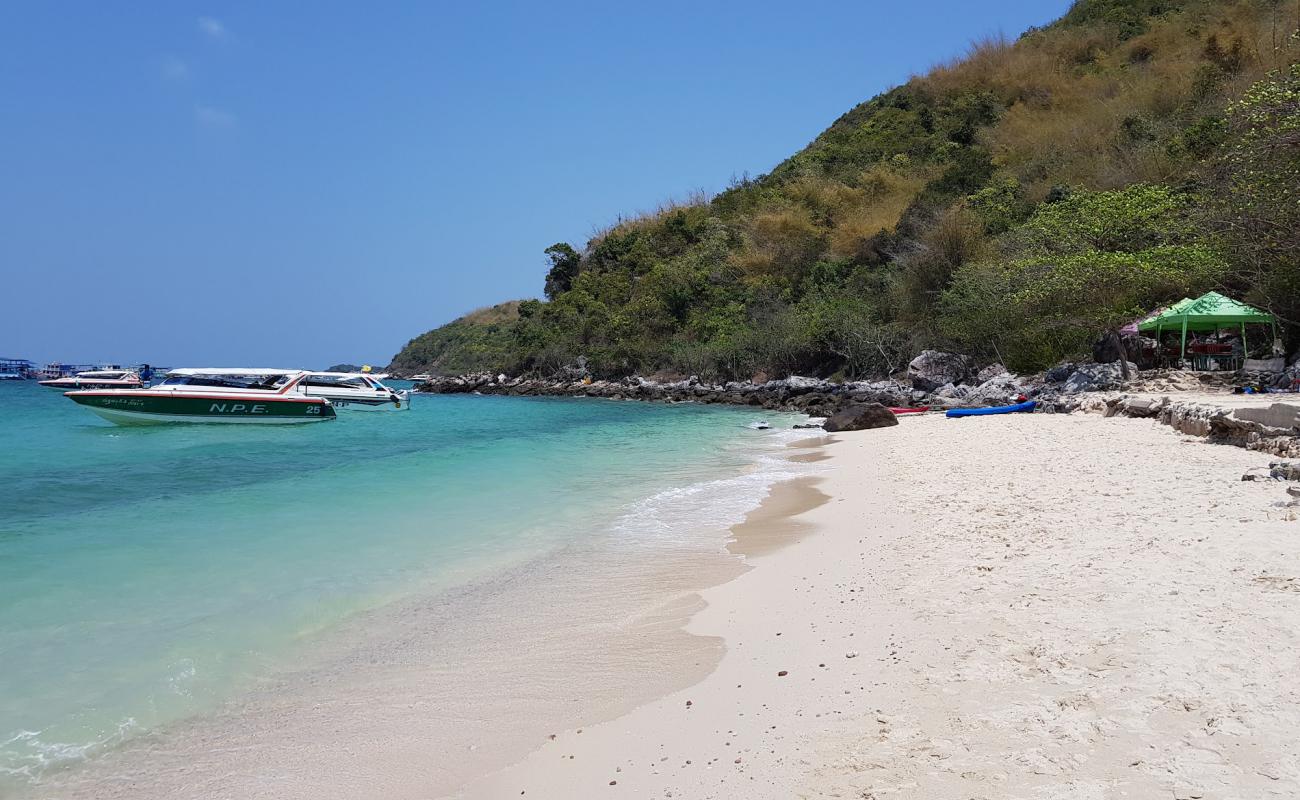 Фото Tong Lang Beach с светлый песок поверхностью