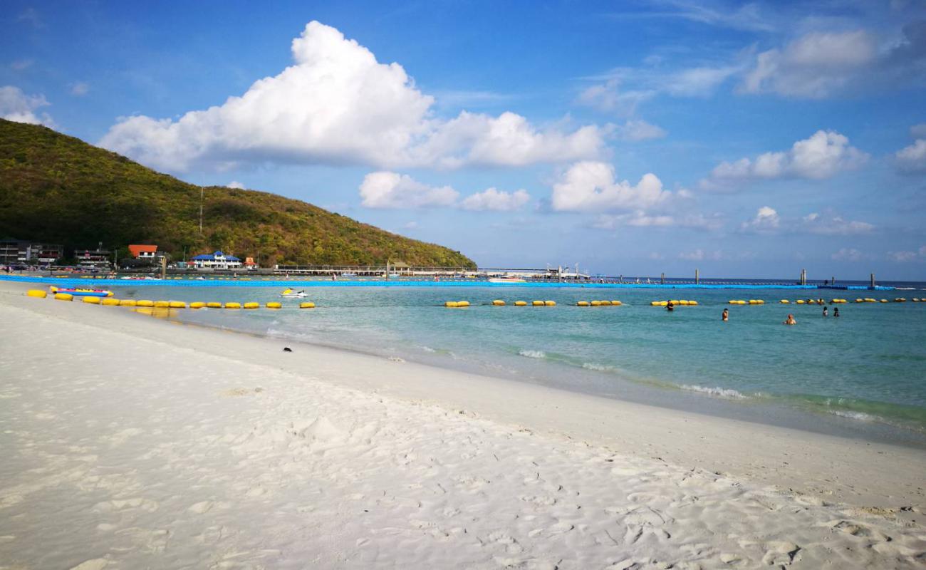 Фото Tawaen Beach с светлый песок поверхностью