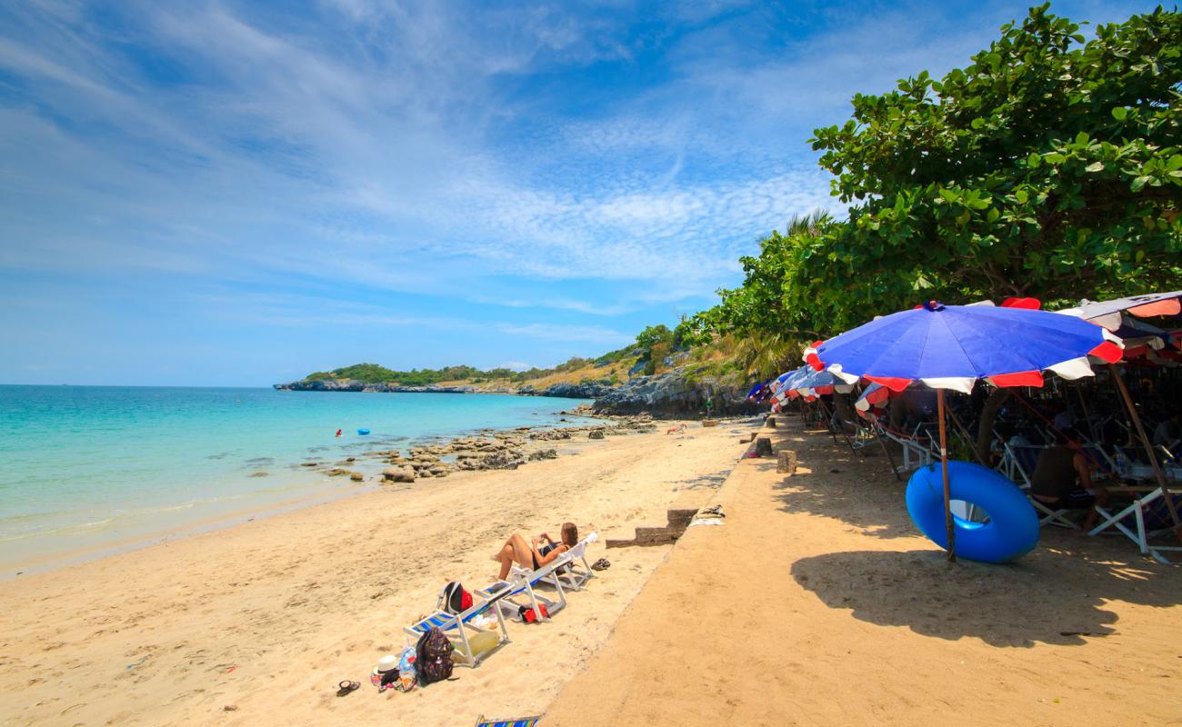 Фото Tham Phang Beach с светлый песок поверхностью