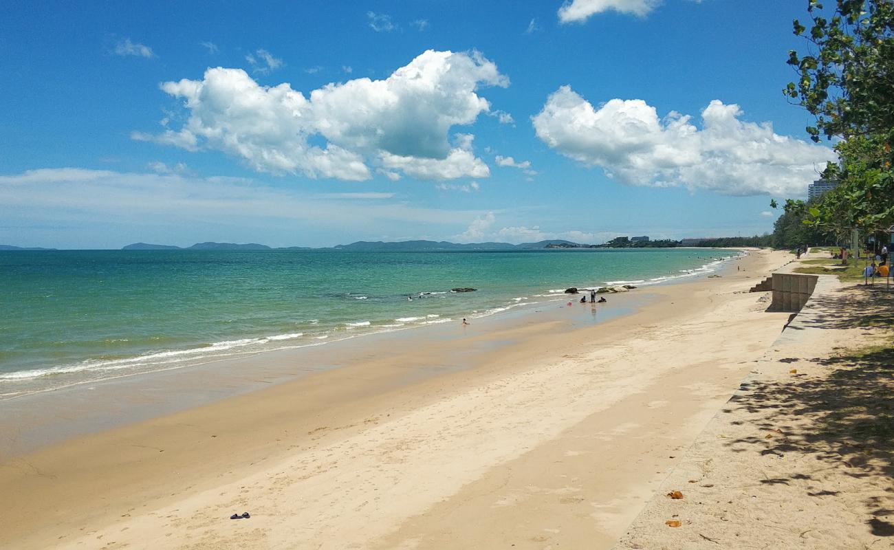 Фото Nam Rin Beach с светлый песок поверхностью