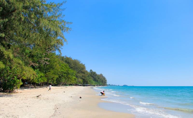 Фото Hat Suan Son Beach с светлый песок поверхностью