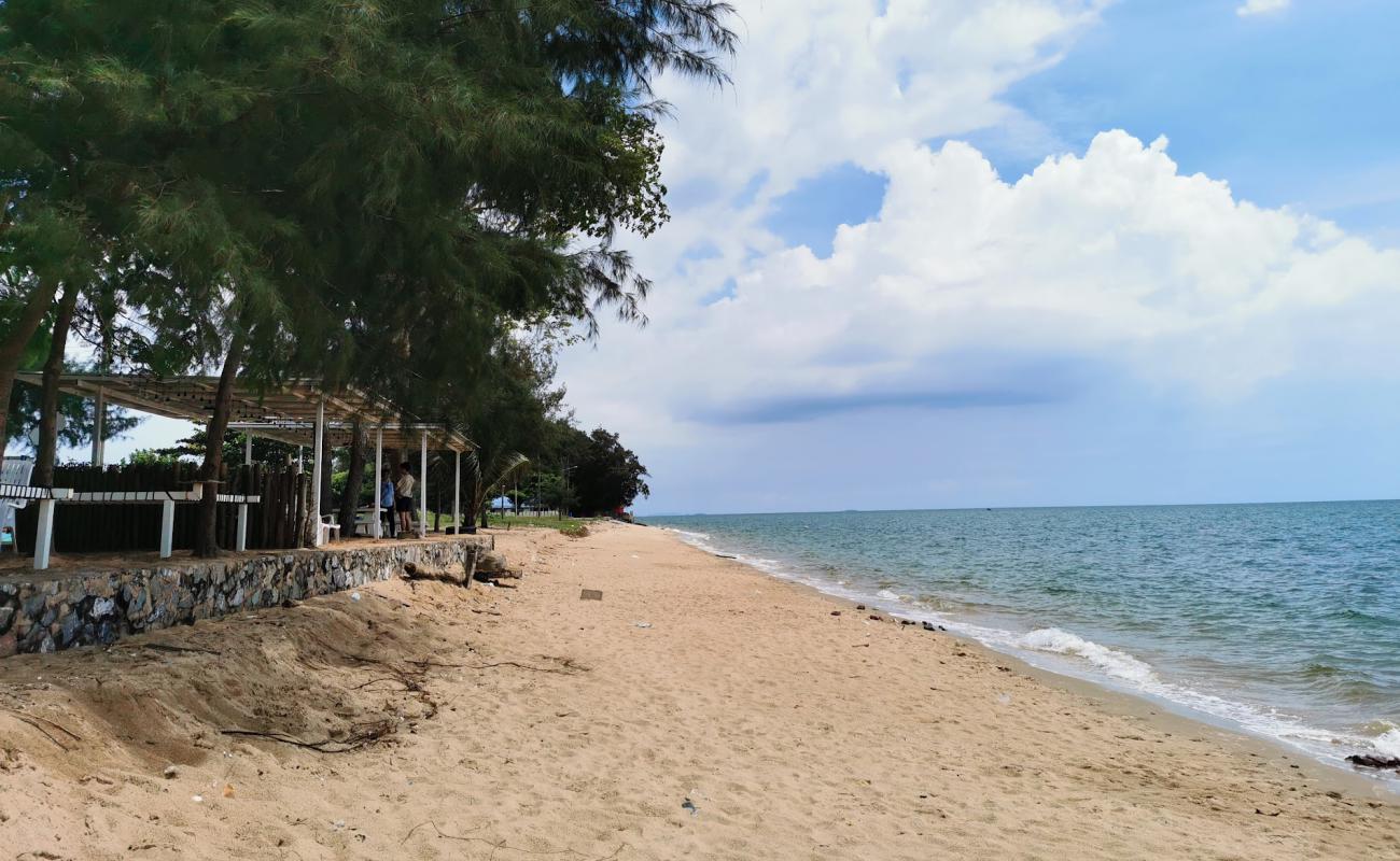 Фото Klaeng Beach с светлый песок поверхностью