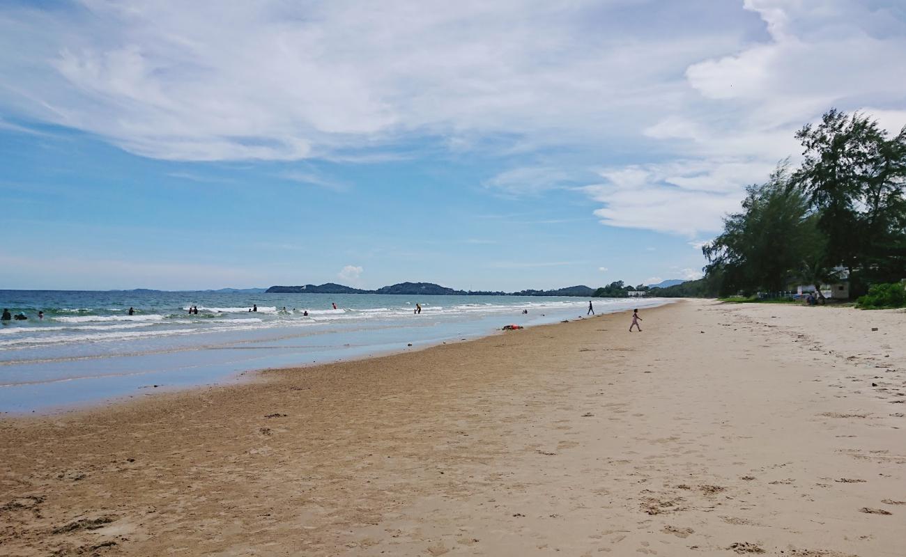 Фото Laem Maepim Beach с светлый песок поверхностью