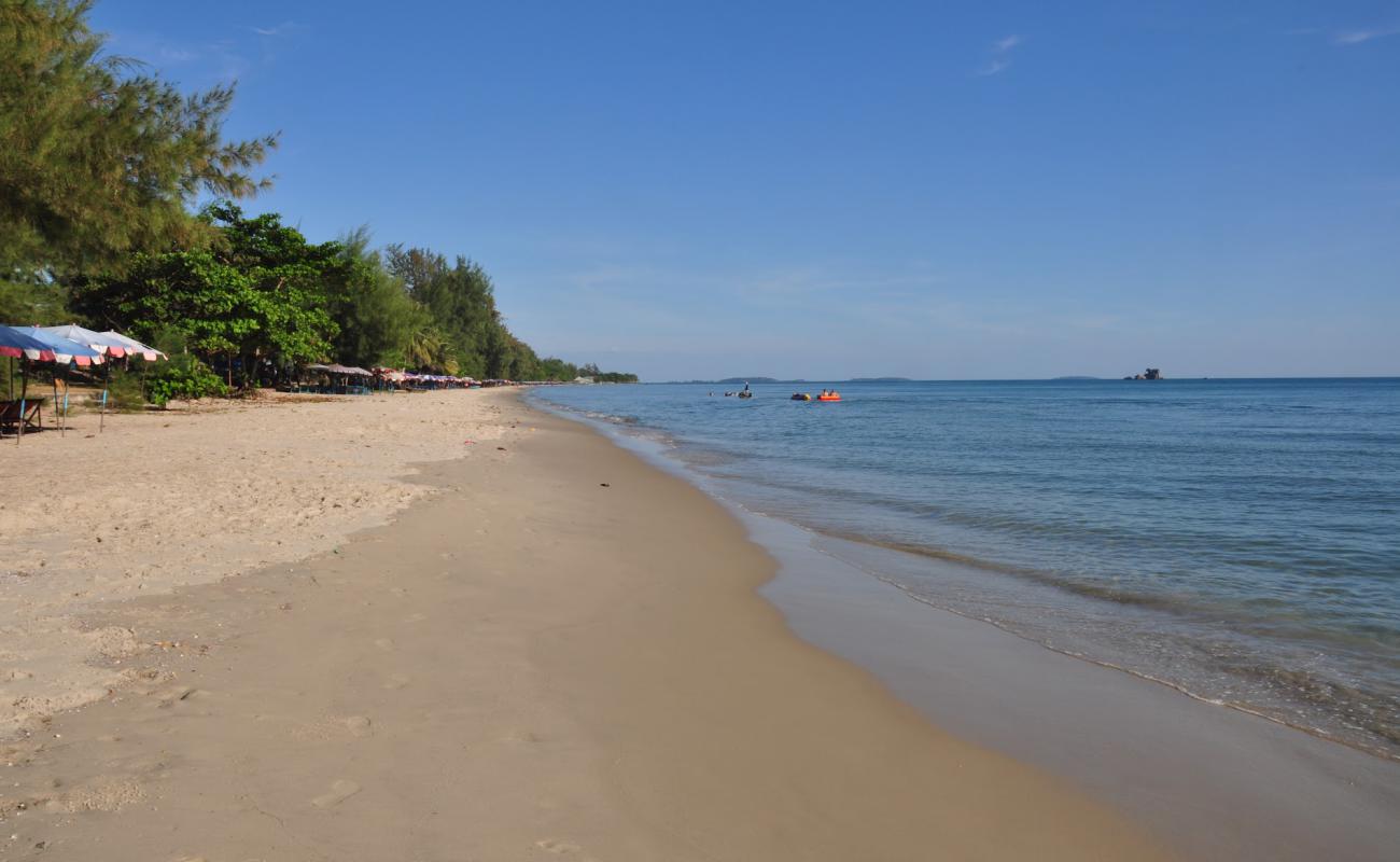 Фото Laem Mae Phim Beach с светлый песок поверхностью