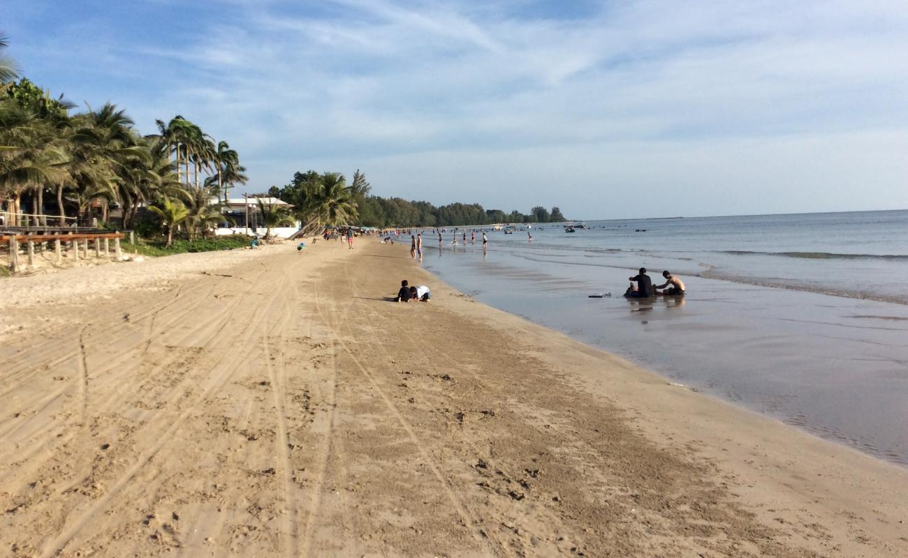 Фото Hat Chao Lao Beach с светлый песок поверхностью