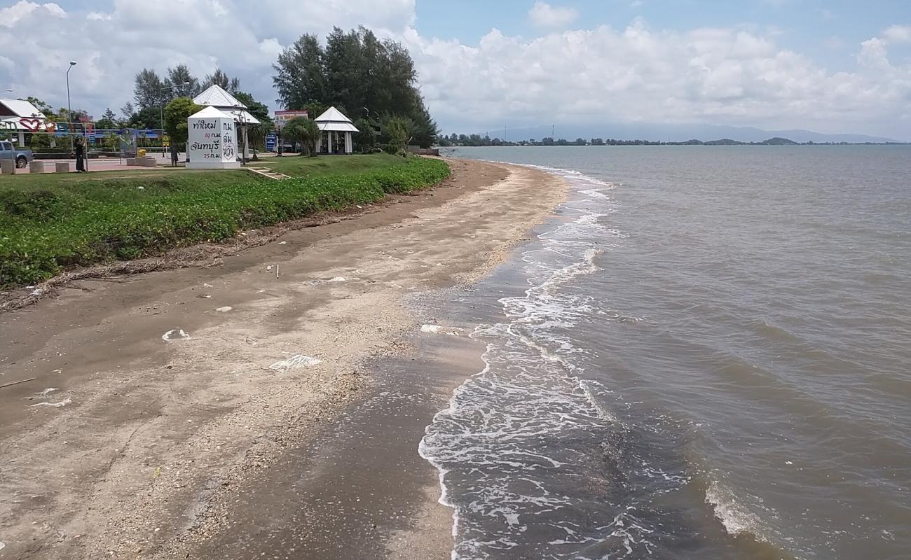 Фото Pak Nam Khaem Nu Beach с светлый песок поверхностью