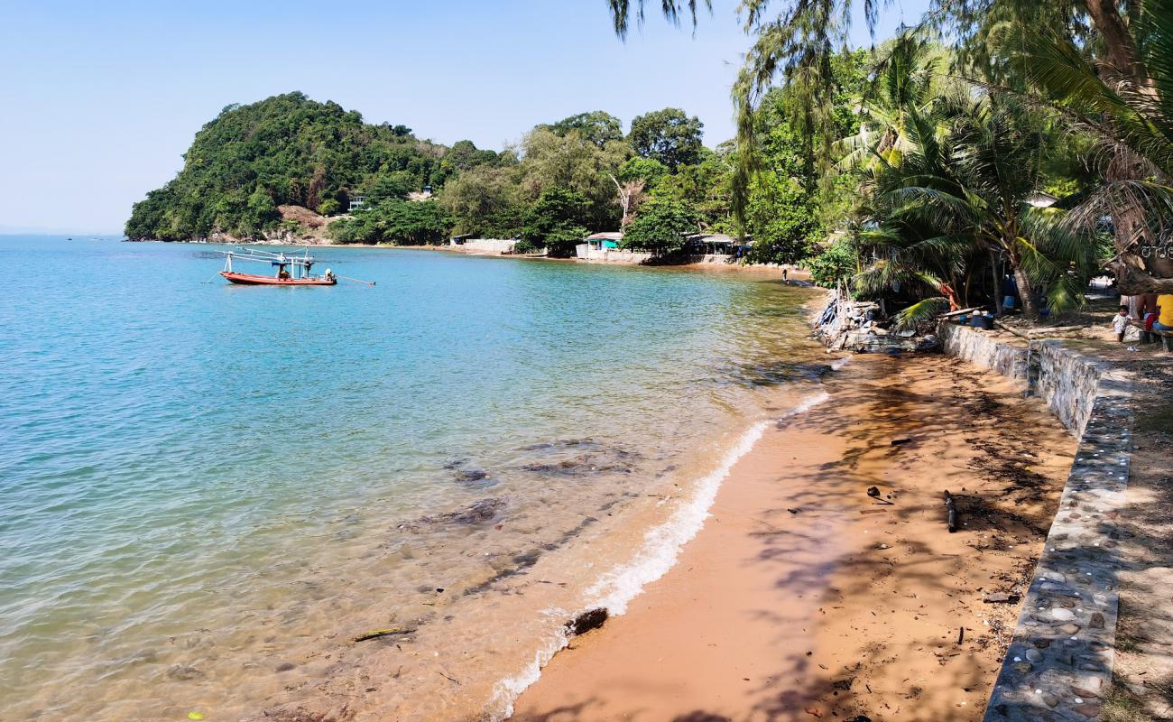 Фото Hat Ao Yang Beach с песок с камнями поверхностью