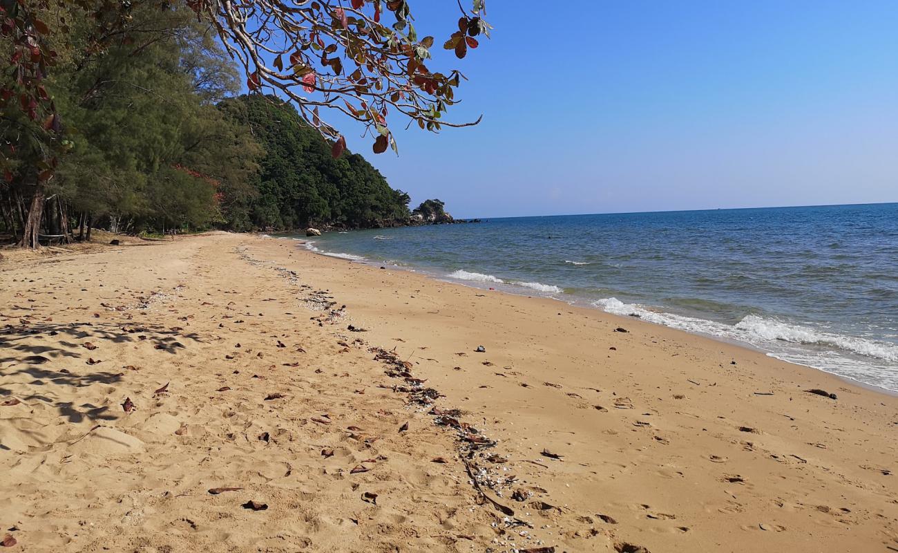 Фото Ao Krathing Beach с светлый песок поверхностью