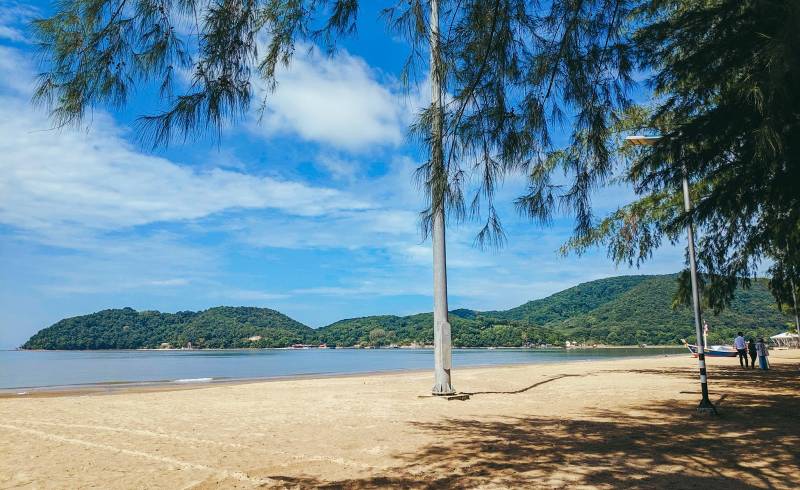 Фото Hat Laem Sing Beach с светлый песок поверхностью