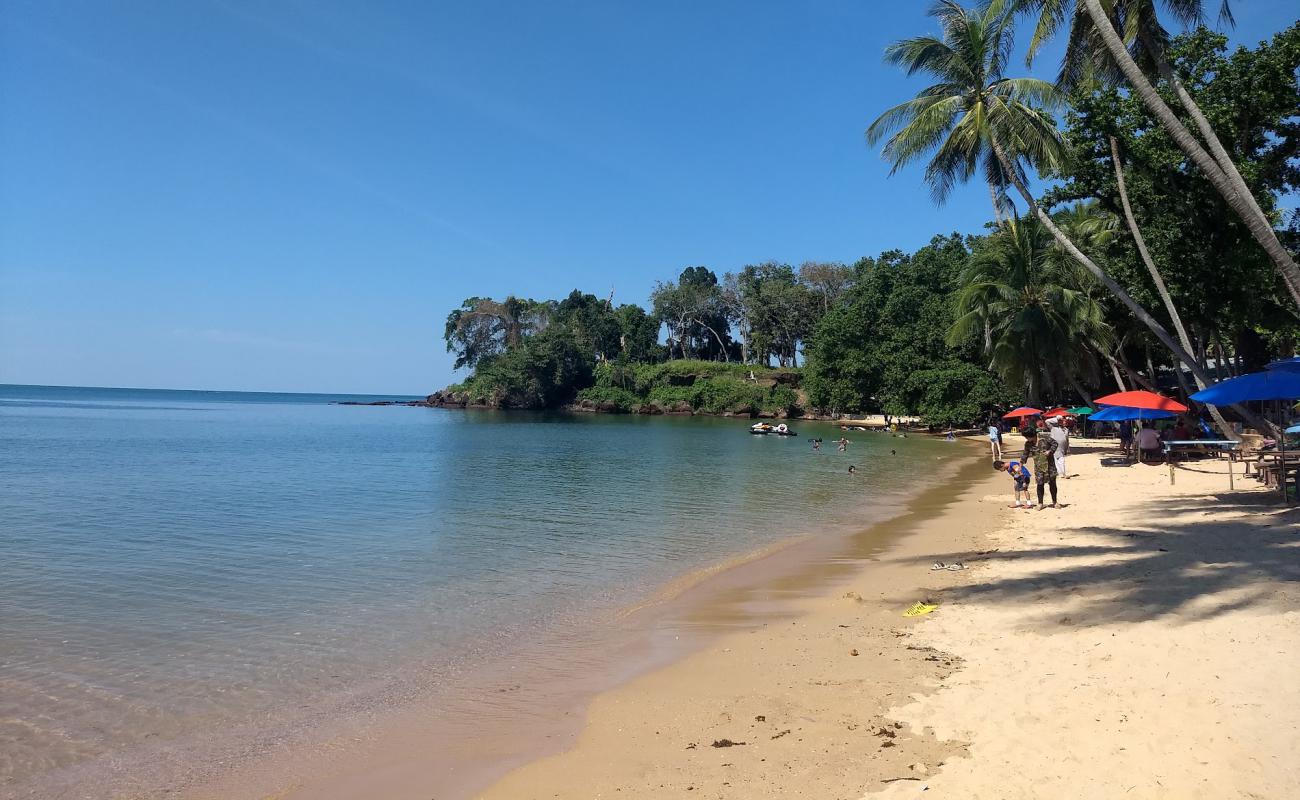 Фото Ao Tan Khu Beach с золотистый песок поверхностью