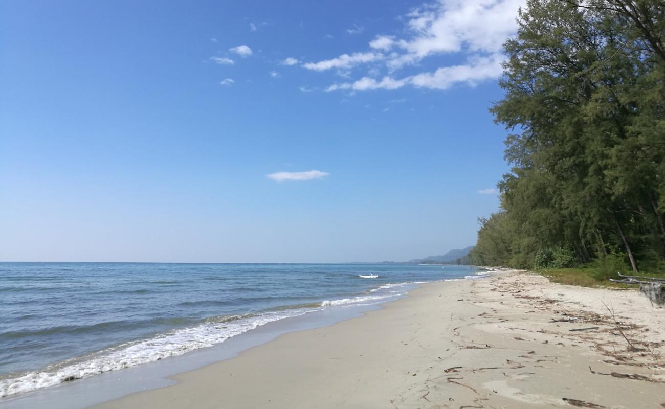 Фото Hat Ploy Dang Beach с светлый песок поверхностью